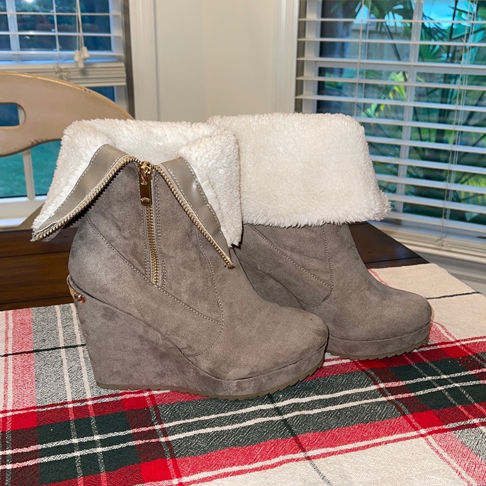 Juicy Couture wedges size 6.5